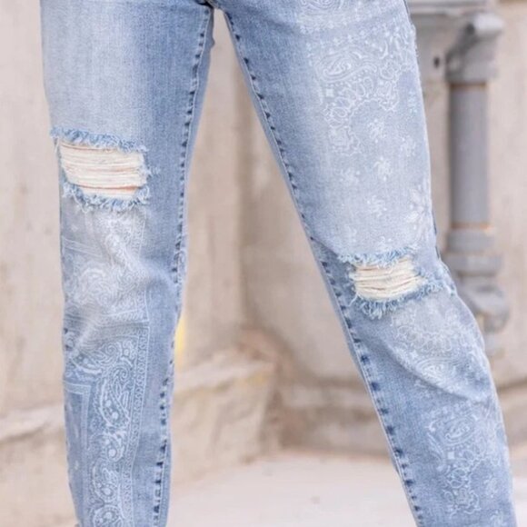 Judy Blue Paisley Bandana Print Mid-Rise Distressed Boyfriend Jeans Plus Sz 24W - Picture 2 of 11
